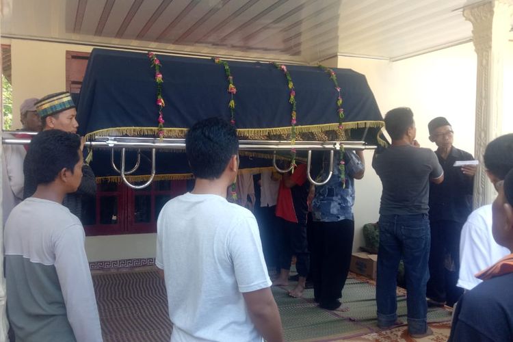 Pemakaman 4 korban kecelakaan tol Batang Semarang di Maospati Magetan. Korban terlibat kecelakaan di Tol Batang Semarang dalam perjalanan mudik lebaran ke Maospati Magetan. 