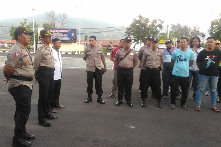 Aparat kepolisian menjaga di lokasi pertikaian di Adonara Tengah, Kabupaten Flores Timur