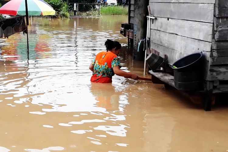 Warga Desa Cimpu, Kecamatan Suli, Kabupaten Luwu, Krisis air bersih selama 3 hari terendam banjir, akibat luapan Sungai Cimpu dan Sungai Suli, Minggu (09/06/2019)