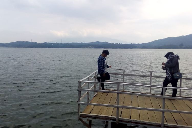 Wisatawan sedang berfoto di spot instagramable di Kawasan Waduk Darma Kuningan.