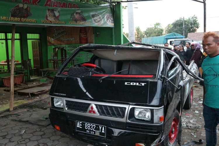 Kondisi pickup Mitsubishi L300 dan Warung Pecel Lele Pak Ahmad di jalan raya Perak - Bandar Kedungmulyo, Jombang, Jawa Timur, usai terjadi kecelakaan, Rabu (12/6/2019) petang.