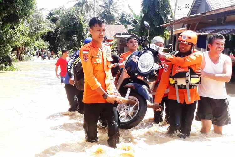 BPBD Luwu dan Tagana membantu korban banjir di Kecamatan Suli dengan mengangkut kendaraan warga yang diterjang banjir di desa Buntu Kunyi,  Kamis (13/6/2019)