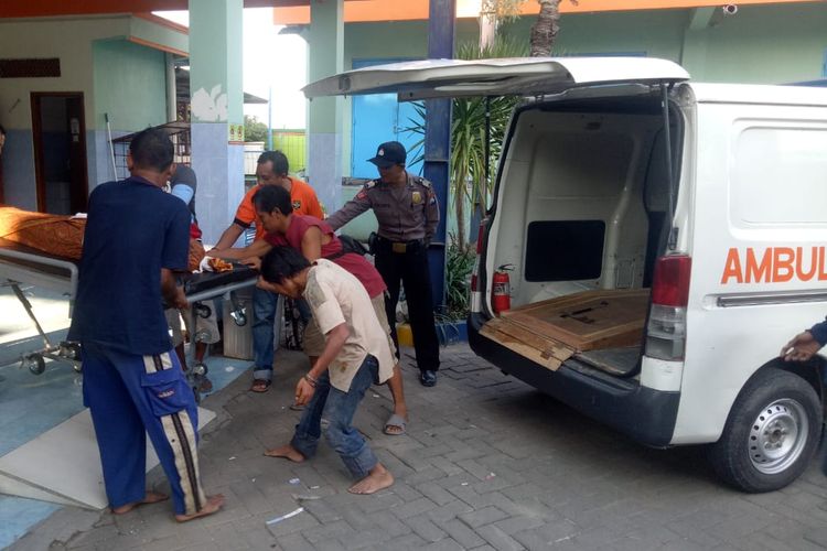 Korban Sutawi saat dievakuasi menuju mobil ambulance.