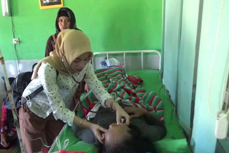Petugas medis Puskesmas Sindangbarang, Cianjur, Jawabarat sedang memeriksa pasien korban keracunan pindang ikan mas, Sabtu (22/06/2019). Dua orang meninggal dunia dan puluhan lainnya keracunan usai menyantap makanan tersebut.
