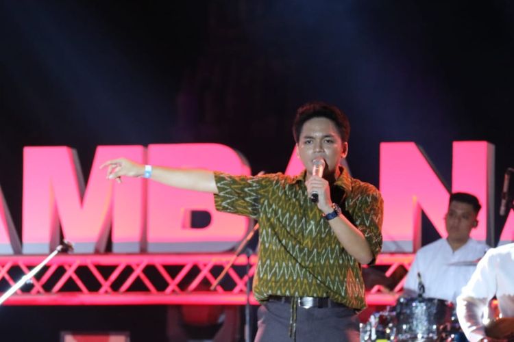 Penyanyi Calvin Jeremy tampil di hari pertama Prambanan Jazz 2019 di Kompleks Candi Prambanan, Kabupaten Sleman, DI Yogyakarta, Jumat (5/7/2019).
