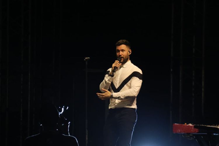 Calum Scott beraksi di panggung Prambanan Jazz hari pertama yang di gelar di Kompleks Candi Prambanan, Yogyakarta pada Jumat (5/7/2019).