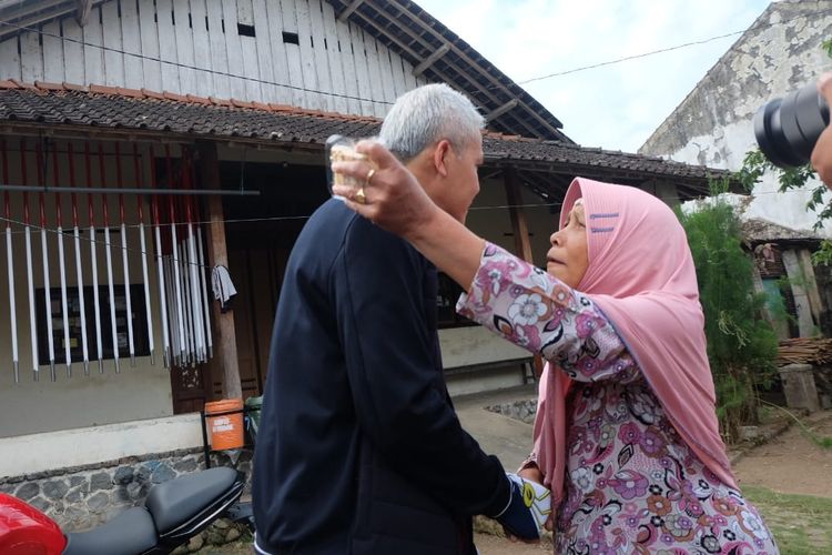 Detik-detik saat Ganjar bertemu dengan Mbah Siti.