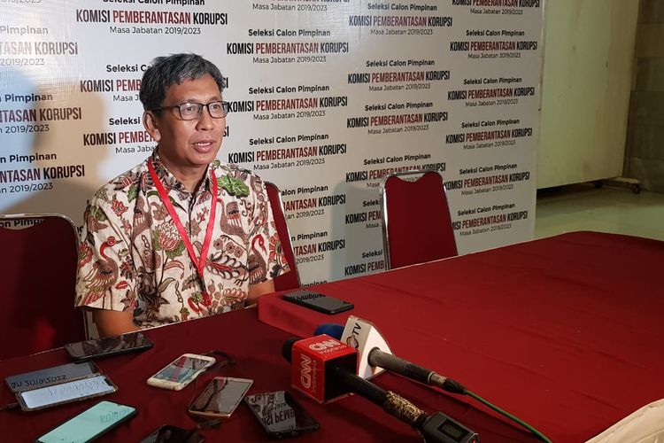 Anggota Pansel Capim KPK Hamdi Muluk saat memberi keterangan pers di Gedung Lemhanas, Jumat (9/9/2019).