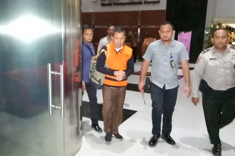 Direktur Utama PT Perkebunan Nusantara III Dolly Pulungan (rompi oranye) berjalan meninggalkan Gedung KPK menuju mobil tahanan, Rabu (4/9/2019).