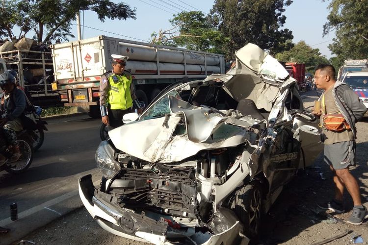 Toyota Agya yang memuat lima penumpang menabrak truk parkir di Probolinggo. Tiga orang meninggal di lokasi. 