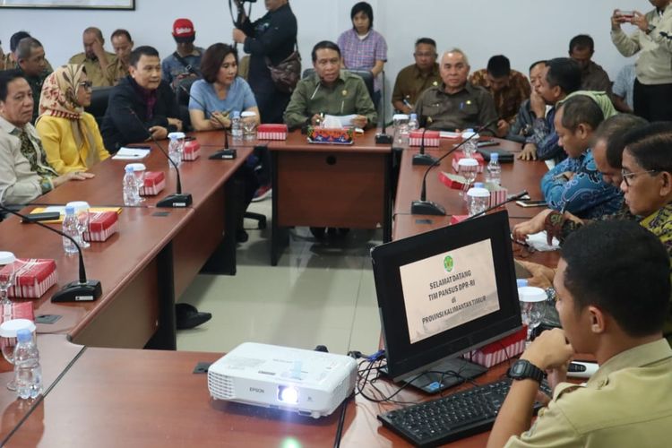 Audensi pansus pemindahan ibu kota negara dan jajaran Pemprov Kaltim  berlangsung di ruang pertemuan Unit Pengelola Bandara APT Pranoto Sungai Siring Samarinda, Selasa (24/9/2019) sekitar pukul 13.30 WITA.