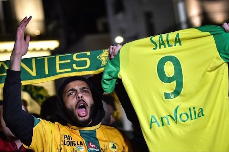 Suporter Nantes membentangkan kostum nomor punggung 9 milik Emiliano Sala pada 22 Januari 2019. Nomor tersebut dipensiunkan setelah Salah dinyatakan meninggal dunia akibat kecelakaan pesawat. 