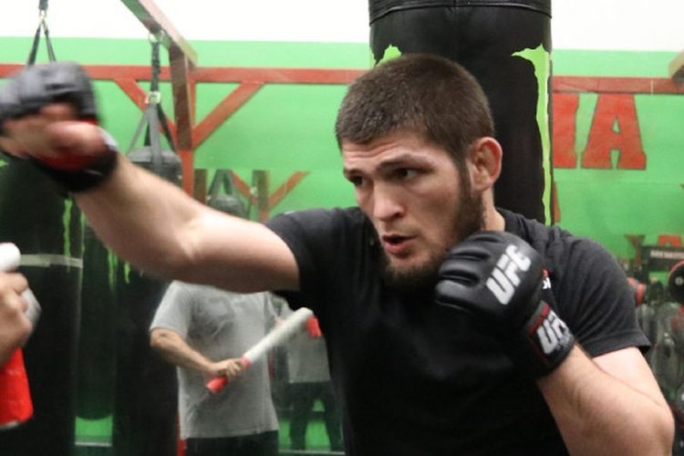 Khabib Nurmagomedov berlatih untuk menghadapi pertarungannya kontra Tony Ferguson, Minggu(08/03/18) mendatang