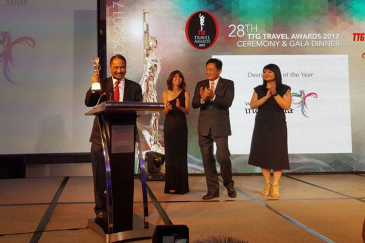 Menteri Pariwisata Arief Yahya menerima penghargaan di the 28th Annual TTG Travel Awards 2017 di Bangkok, Thailand, Kamis (28/9/2017), di mana Indonesia meraih penghargaan sebagai Destination of the Year 2017. 