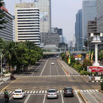 Kendaraan melintas di sejumlah jalan kawasan Ibu Kota Jakarta, Sabtu (16/6/2018). Sejumlah jalan di Ibu Kota tampak lengang di hari kedua Lebaran Hari Raya Idulfitri 1439 H.