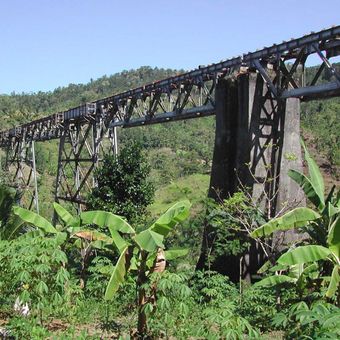Meskipun dibangun sejak tahun 1912, jembatan kereta api Cikacepit, yang memiliki panjang sekitar 1.250 meter dan ketinggian 100 meter ini, tetap kokoh berdiri sampai sekarang. Sayangnya, saat ini jembatan indah itu seolah dibiarkan telantar merana menyusul terhentinya operasi KA Banjar-Cijulang sejak 3 Februari 1981.  
