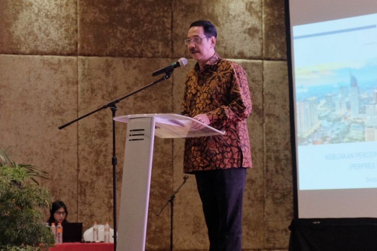 Staff Khusus Menteri Koordinator Bidang Perekonomian, Edy Putra Irawady, dalam acara Sosialisasi Paket Kebijakan Ekonomi di Denpasar, Jumat (24/11/2017)