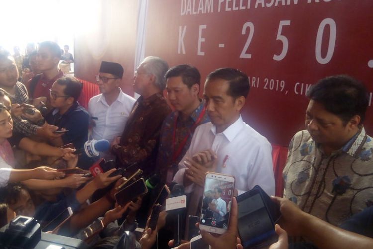 Presiden Joko Widodo memeberikan keterangan usai melepas ekspor kontainer produk Mayora di Pabrik Mayora-PT. Torabika Eka Semest di kawasan Cikupa, Tangerang, Senin (18/2/2019).
