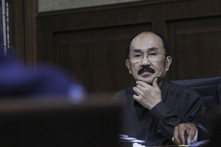 Terdakwa kasus merintangi penyidikan kasus korupsi KTP elektronik Fredrich Yunadi menyimak keterangan saksi pada sidang lanjutan di Pengadilan Tipikor, Jakarta, Kamis (5/4). Sidang tersebut beragendakan mendengarkan keterangan saksi yang dihadirkan Jaksa Penuntut Umum (JPU) KPK. ANTARA FOTO/Dhemas Reviyanto/ama/18
