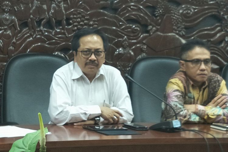 Ketua Umum Asosiasi Penyelenggara Telekomunikasi Seluruh Indonesia (ATSI) Merza Fachys dalam konferensi pers Forum Merdeka Barat 9 di gedung Kemenkominfo, Jakarta Pusat, Rabu (1/11/2017).