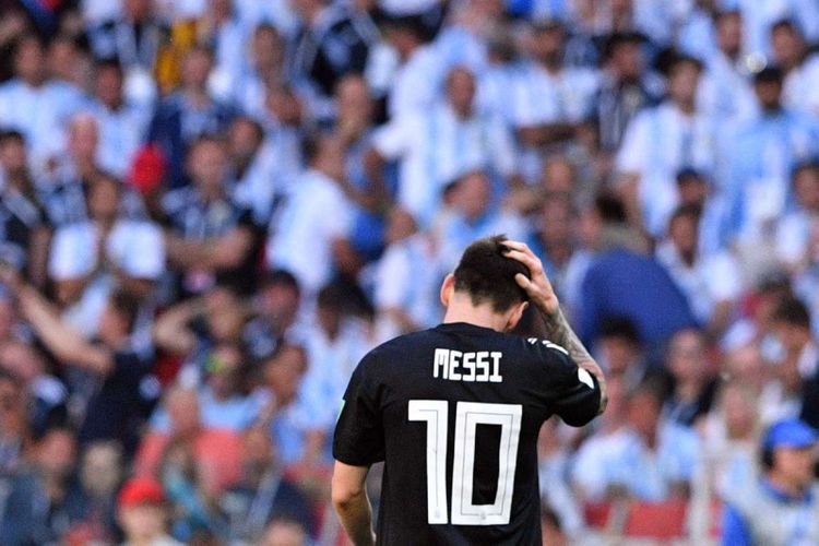Reaksi Lionel Messi seusai laga pertandingan Argentina melawan Islandia, penyisihan Grup D Piala Dunia 2018 di Otkrytiye Arena, Sabtu (16/6/2018). Pertandingan berakhir imbang 1-1, setelah Messi gagal memanfaatkan peluang tendangan penalti pada babak kedua.
