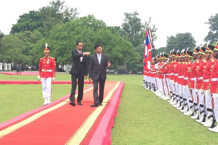Presiden Joko Widodo menerima kedatangan Perdana Menteri Republik Demokratik Rakyat Laos, Thongloun Sisoulith di Istana Bogor, Jawa Barat, Kamis (12/10/2017). 