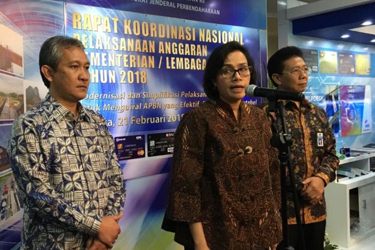 Menteri Keuangan Sri Mulyani Indrawati bersama Dirjen Anggaran Askolani (kiri) dan Dirjen Perbendaharaan Marwanto saat menggelar konferensi pers di gedung Kementerian Keuangan, Jakarta Pusat, Rabu (21/2/2018).