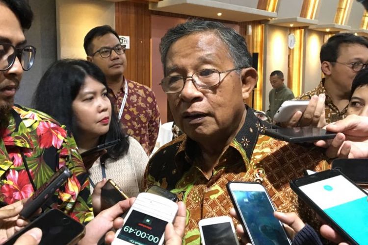 Menteri Koordinator Bidang Perekonomian Darmin Nasution usai rapat koordinasi terbatas membahas fasilitas Generalized System of Preference (GSP) dari Amerika Serikat di kantornya, Jumat (13/7/2018) malam.