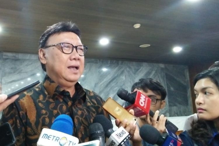 Menteri Dalam Negeri Tjahjo Kumolo saat ditemui di Kompleks Parlemen, Senayan, Jakarta, Kamis (6/12/2018). 