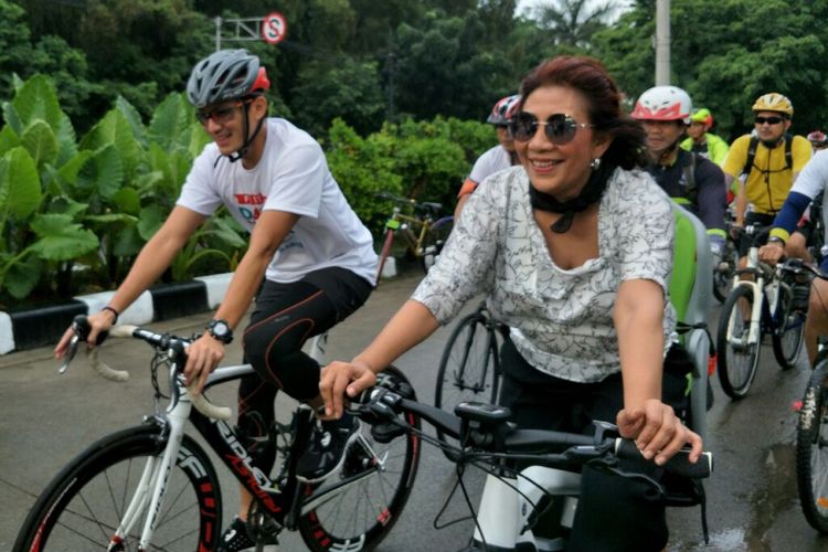 Wakil Gubernur DKI Jakarta Sandiaga Uno dan Menteri Kelautan dan Perikanan Susi Pudjiasturi bersepeda berkeliling kawasan Danau Sunter, Minggu (25/02/2018). 