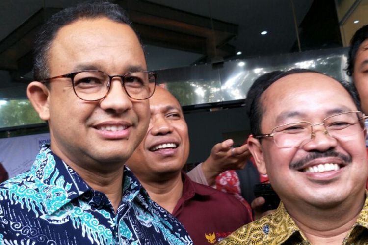 Gubernur DKI Jakarta Anies Baswedan (kiri) dan Ketua Ombudsman RI Amzulian Rifai (kanan) saat pembukaan kantor baru Ombudsman Jakarta Raya di Jalan Rasuna Said, Sabtu (10/3/2018). 