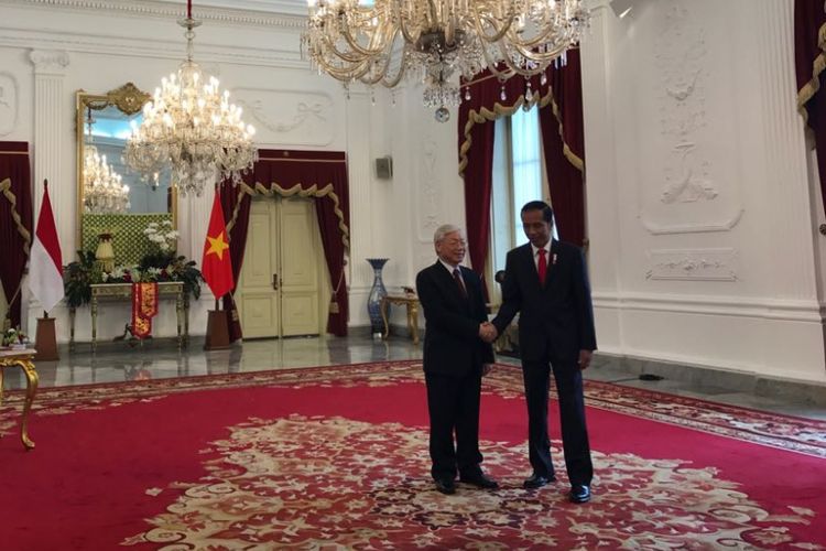 Presiden Joko Widodo saat menerima Sekjen Partai Komunis Vietnam Nguyen Phu Trong di Istana Merdeka, Rabu (23/8/2017).