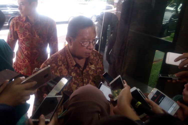 Menteri Koordinator Bidang Perekonomian, Darmin Nasution memberikan keterangan kepada awak media di Kantor Kementerian Koordinator Bidang Perekonomian, Jakarta, Jumat (15/2/2019).