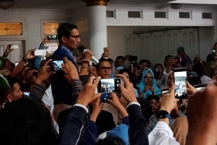 Calon wakil presiden nomor urut 02 Sandiaga Uno saat memberi sambutan dalam acara deklarasi Komunitas Partai Emak-emak, Rabu (7/11/2018). 