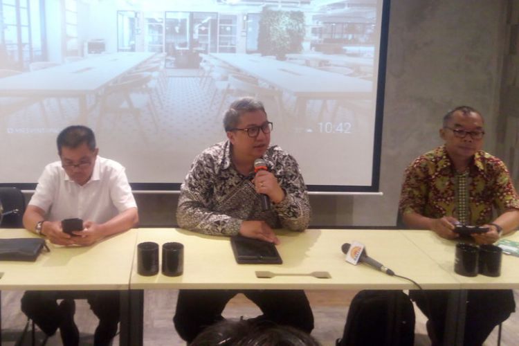 Ketua Umum Asosiasi Pengusaha Ritel Indonesia (Aprindo) Roy Nicholas Mandey (memegang mic) memberikan keterangan pers di GoWork Menara Rajawali, Kawasan Mega Kuningan, Jakarta Selatan, Rabu (21/11/2018).