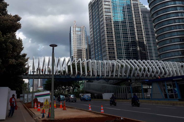 Revitalisasi Jembatan Penyebrangan Orang (JPO) Gelora Bung Karno. Foto diambil Rabu (2/1/2019).