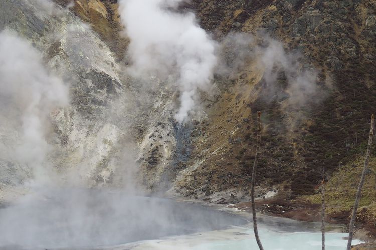 Danau Oyunuma, Noboribetsu Onsen, Hokkaido, Jepang, dilihat dari Titik Pandang Oyunuma.