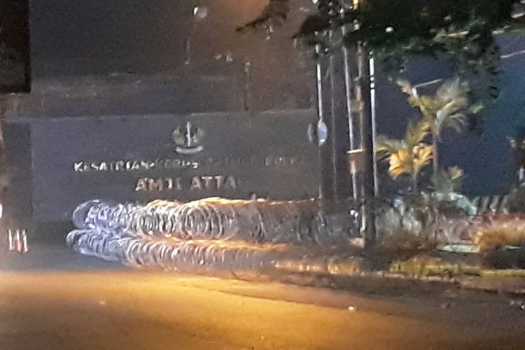 Polisi memasang barier atau kawat berduri di sepanjang gerbang utama Mako Brimob Kelapa Dua, Depok, Rabu (9/5/2018).