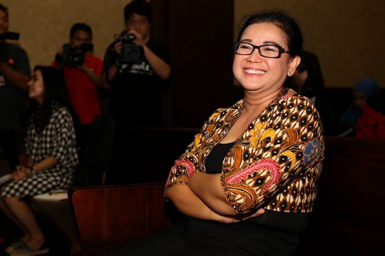 Mantan anggota DPR Miryam S Haryani sebelum menjalani sidang di Pengadilan Tipikor Jakarta, Senin (24/7/2017). Miryam ditetapkan sebagai tersangka oleh KPK, atas sangkaan memberikan keterangan palsu di bawah sumpah di pengadilan.