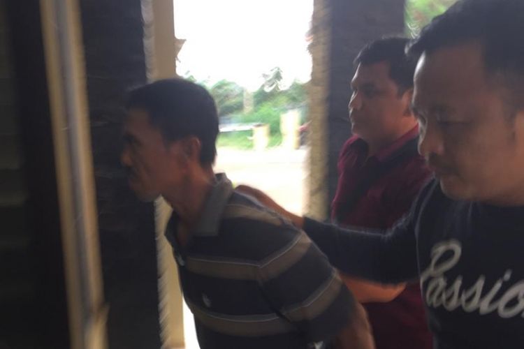 Arison (45) pelaku penyerangan di Polres Muba hingga menyebabkan satu anggota polisi mengalami luka dibagian tangan, tiba di rumah sakit Bhayangkara Palembang untuk dilakukan pemeriksaan jiwa.