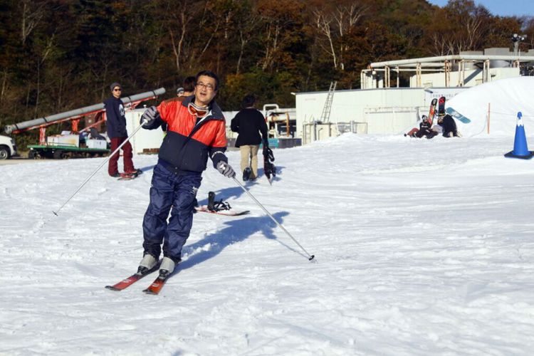 Suasana bermain ski di Yeti Snow Resort di Prefektur Shisuoka, Jepang, di bawah kaki Gunung, Fuji.