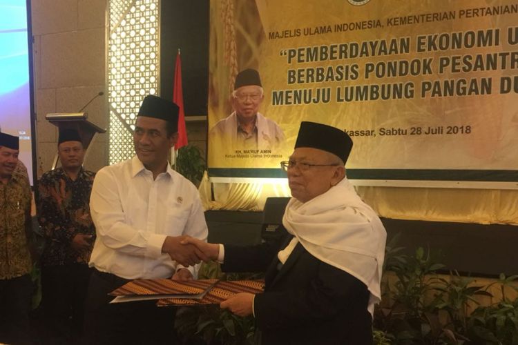 Menteri Pertanian Andi Amran Sulaiman dan Ketua MUI KH Maruf Amin menandatangani nota kesepahaman saat peluncuran program pemberdayaan ekonomi umat berbasis pondok pesantren menuju lumbung pangan dunia di Makassar, Sabtu (28/7/2018).