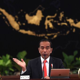 Presiden Joko Widodo (tengah) didampingi Wapres Jusuf Kalla (kanan) dan Menteri Agraria dan Tata Ruang/Badan Pertanahan Nasional (ATR/BPN) Sofyan Djalil memberikan keterangan pers terkait rencana pemindahan Ibu Kota Negara di Istana Negara, Jakarta, Senin (26/8/2019). Presiden Jokowi secara resmi mengumumkan keputusan pemerintah untuk memindahkan ibu kota negara ke Kalimantan Timur.