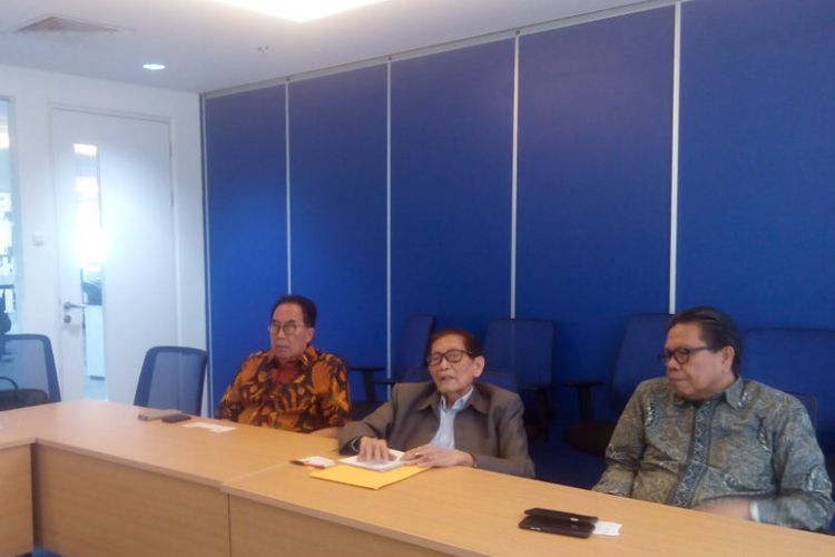 Ketua Umum Badan Arbitrase Nasional Indonesia (Bani) Husseyn Umar (tengah) ketika berkunjung ke Radaksi Kompas.com, Jakarta, Rabu (21/11/2018).