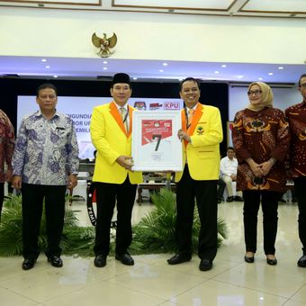 Ketua Dewan Pembina Partai Berkarya Tommy Soeharto (ketiga dari kiri) menunjukkan nomor urut 7 saat Pengambilan Nomor Urut Partai Politik untuk Pemilu 2019 di Gedung Komisi Pemilihan Umum (KPU), Minggu (18/2/2018). Empatbelas partai politik (parpol) nasional dan empat partai politik lokal Aceh lolos verifikasi faktual untuk mengikuti Pemilu 2019.