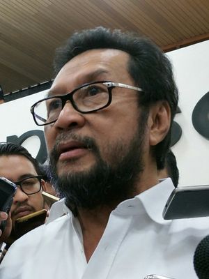 Politisi Golkar Yorrys Raweyai di Kompleks Parlemen, Senayan, Jakarta, Selasa (21/11/2017)