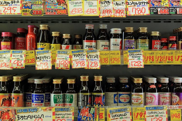 Rak di toko serba ada, Shinjuku, Tokyo.