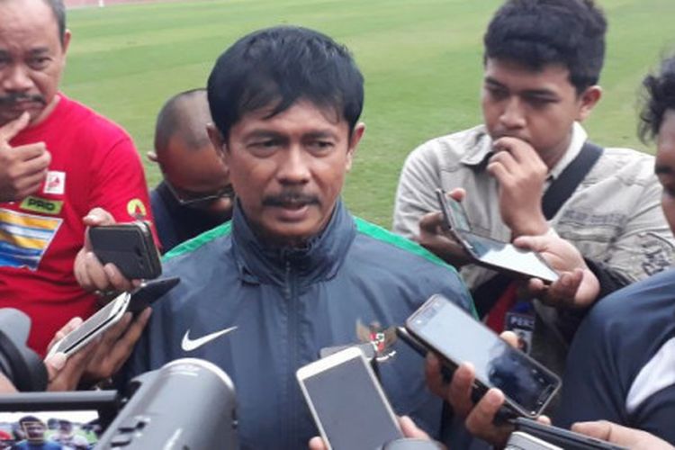 Pelatih timnas U-19 Indonesia, Indra Sjafri memberikan keterangan kepada media selepas latihan perdana skuat Garuda Nusantara di lapangan UNY, Sleman pada Sabtu (19/5/2018) sore.
