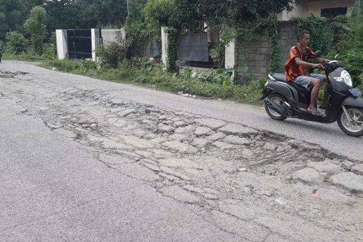 Tampak Jalan Raya Babelan, Kecamatan Babelan, Kabupaten Bekasi rusak parah dan tak kunjung diperbaiki Pemerintah Kabupaten Bekasi, Rabu (8/5/2019).