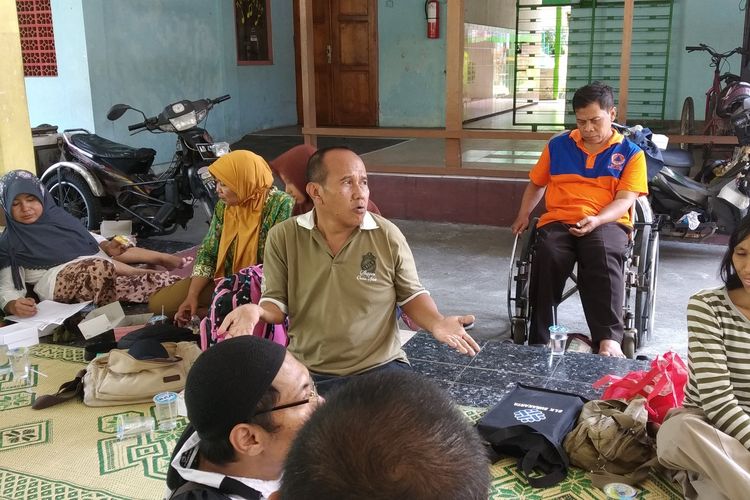 Salah satu penyandang disabilitas, Sugiyanur, di acara Sosialisasi Demokrasi yang diselenggarakan oleh KU Solo dan Relawan Demokrasi di YPAC Solo.
